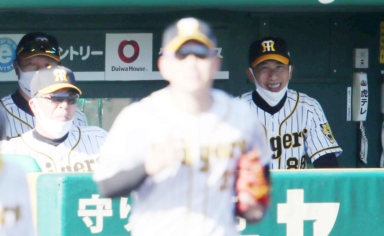 阪神対倉敷オーシャンズ　2回裏を終えベンチで笑顔を見せる矢野監督（右）（撮影・加藤哉）
