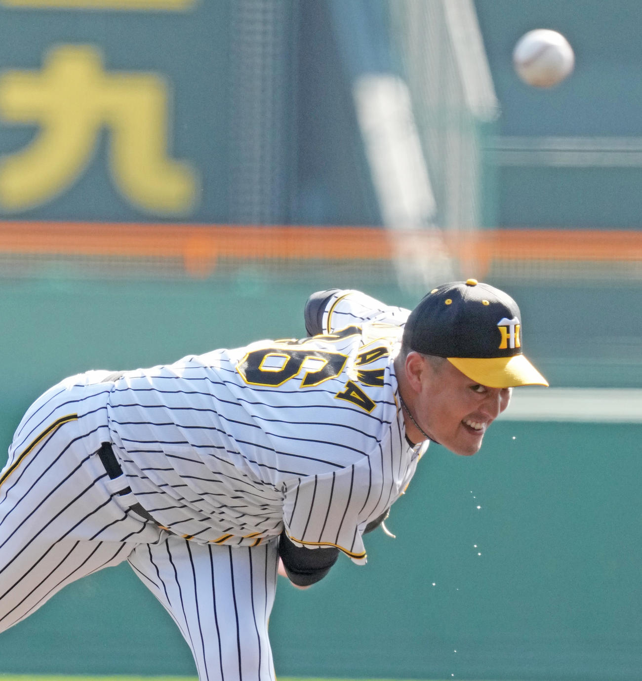 阪神対三菱自動車倉敷オーシャンズ　汗を飛ばして力投する秋山（撮影・清水貴仁）