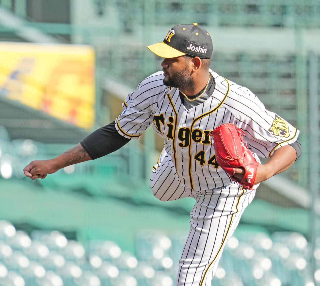 練習試合阪神対三菱自動車倉敷オーシャンズ　5回に登板する阪神アルカンタラ（撮影・清水貴仁）