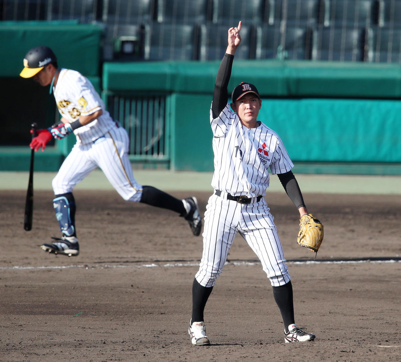 阪神対倉敷オーシャンズ　6回裏阪神無死一塁、ロッテドラフト3位指名の広畑は板山を左飛に仕留めマウンドから指示を送る（撮影・加藤哉）