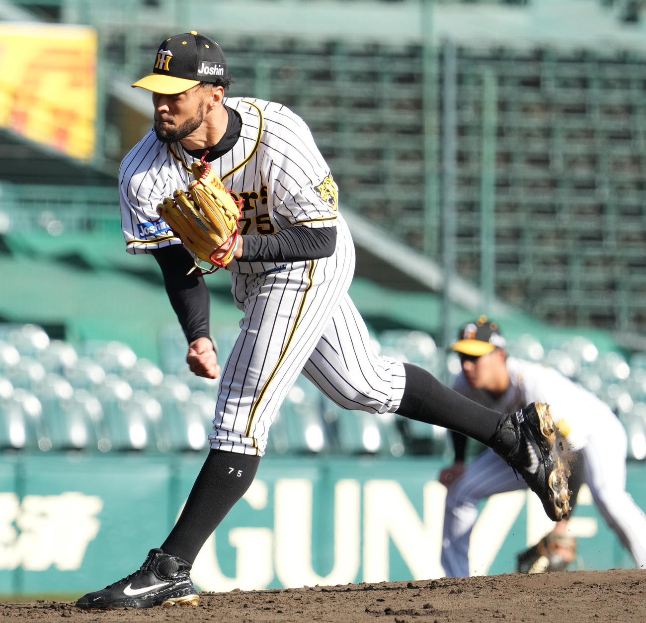 阪神対三菱自動車倉敷オーシャンズ　4回、2番手で登板したスアレス（撮影・清水貴仁）