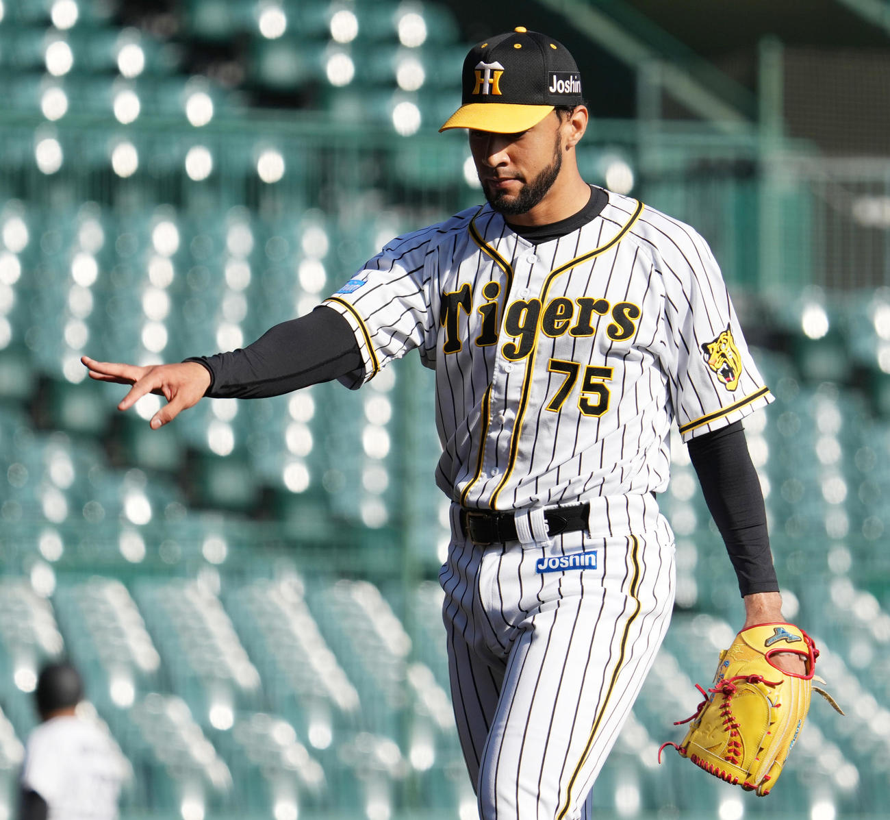 練習試合阪神対三菱自動車倉敷オーシャンズ　4回、2番手で登板し無失点に抑える阪神スアレス（撮影・清水貴仁）