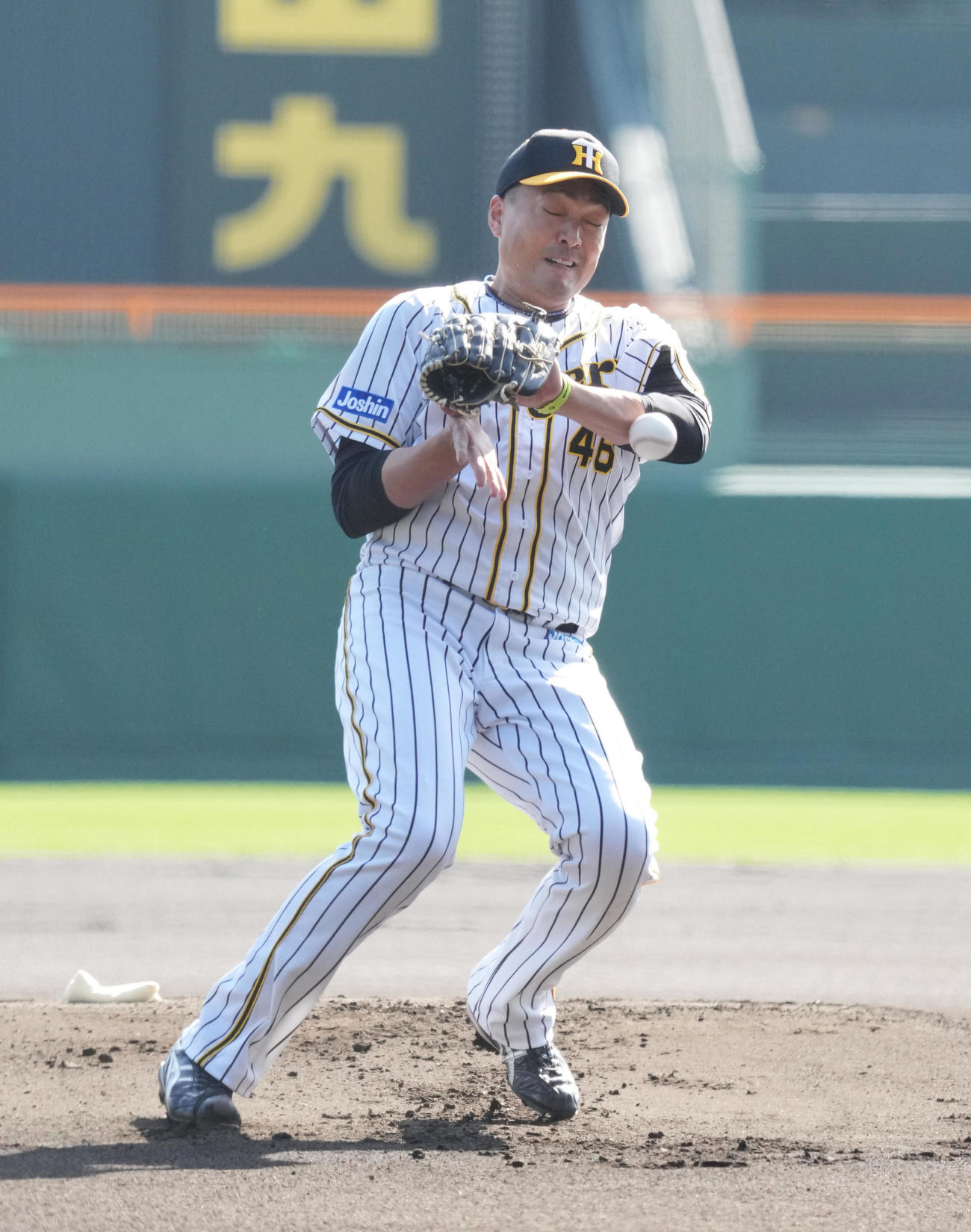 阪神対三菱自動車倉敷オーシャンズ　1回表三菱自動車倉敷オーシャンズ1死、投手返しにグラブを出す秋山は、一度ははじくもアウトとする（撮影・清水貴仁）