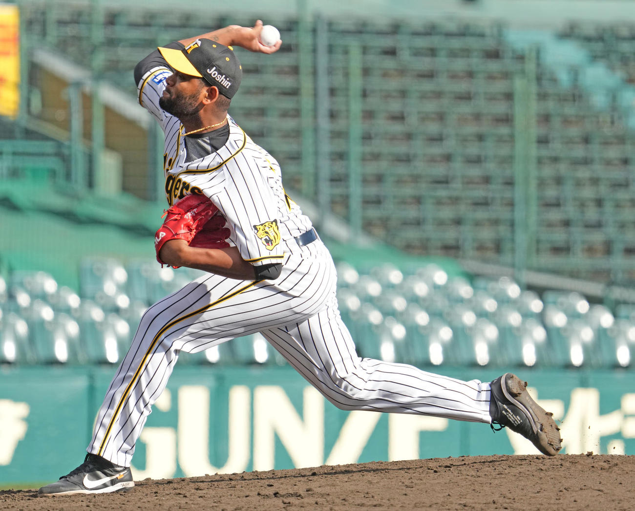 練習試合阪神対三菱自動車倉敷オーシャンズ　5回に登板する阪神アルカンタラ（撮影・清水貴仁）