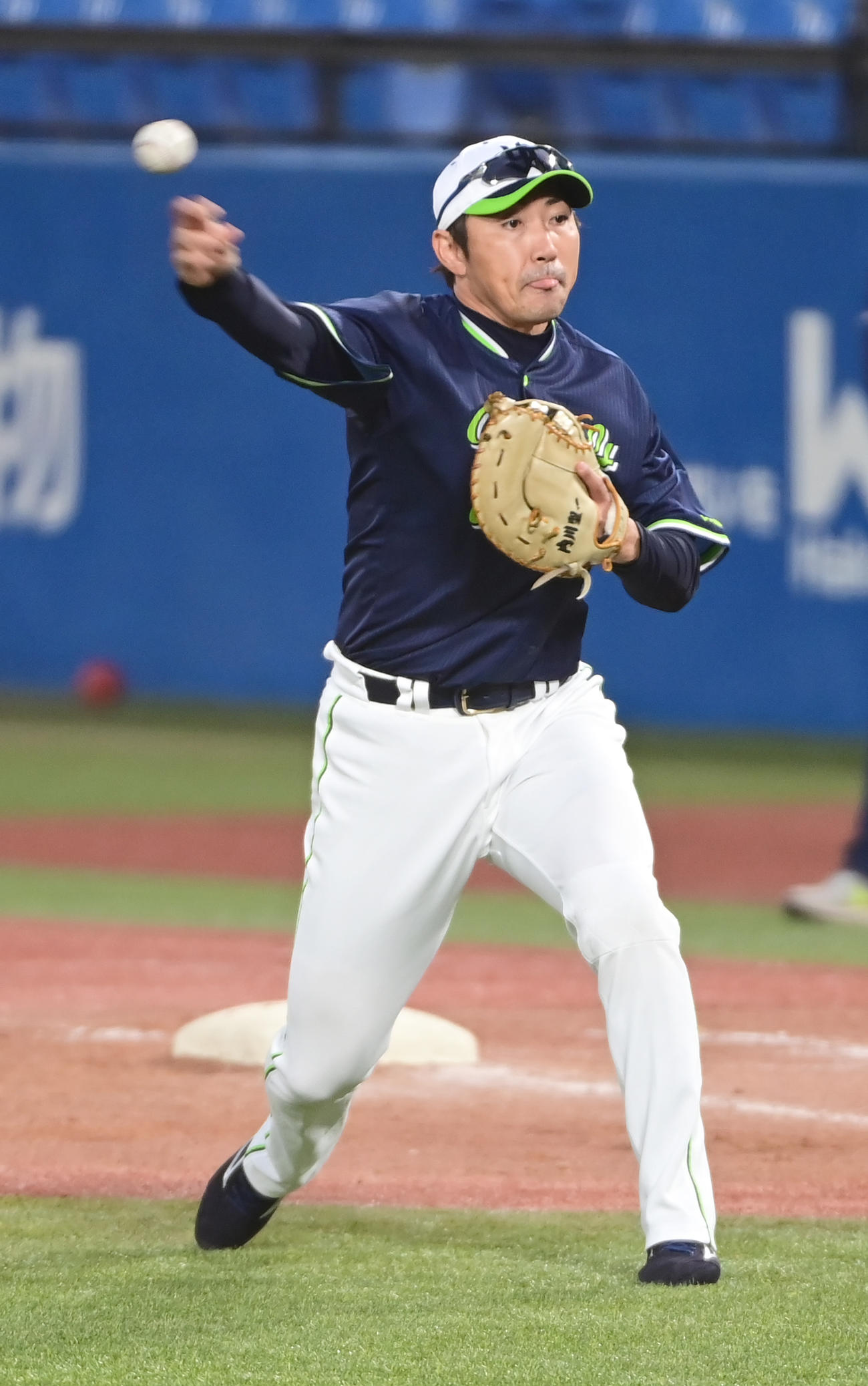 守備練習で本塁へ送球するヤクルト内川（撮影・小沢裕）