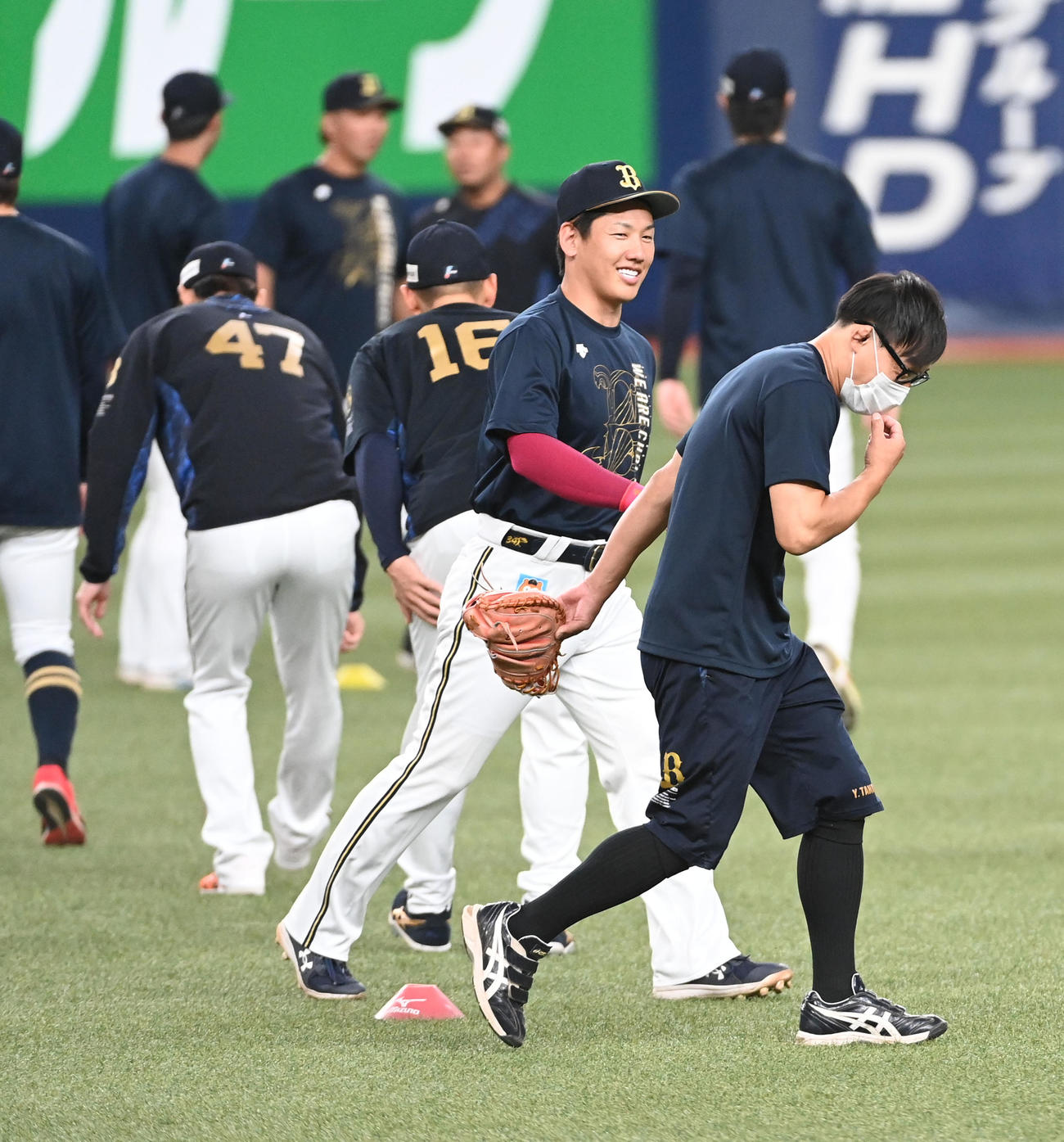 練習に参加した吉田正は別メニューに向かう（撮影・前岡正明）