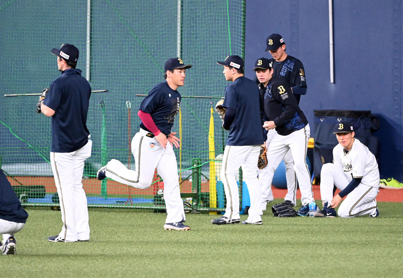 練習に参加した吉田正は別メニューで調整（撮影・前岡正明）