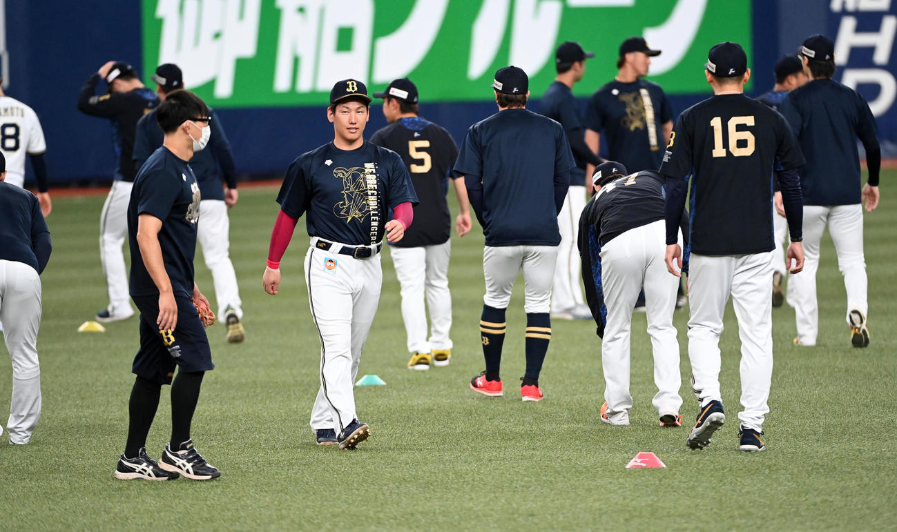 練習に参加した吉田正は別メニューに向かう（撮影・前岡正明）