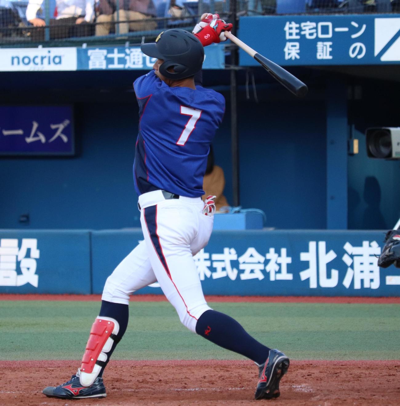 上武大対神奈川大　4回裏神奈川大1死一塁、空振り三振に倒れる梶原（撮影・阿部泰斉）