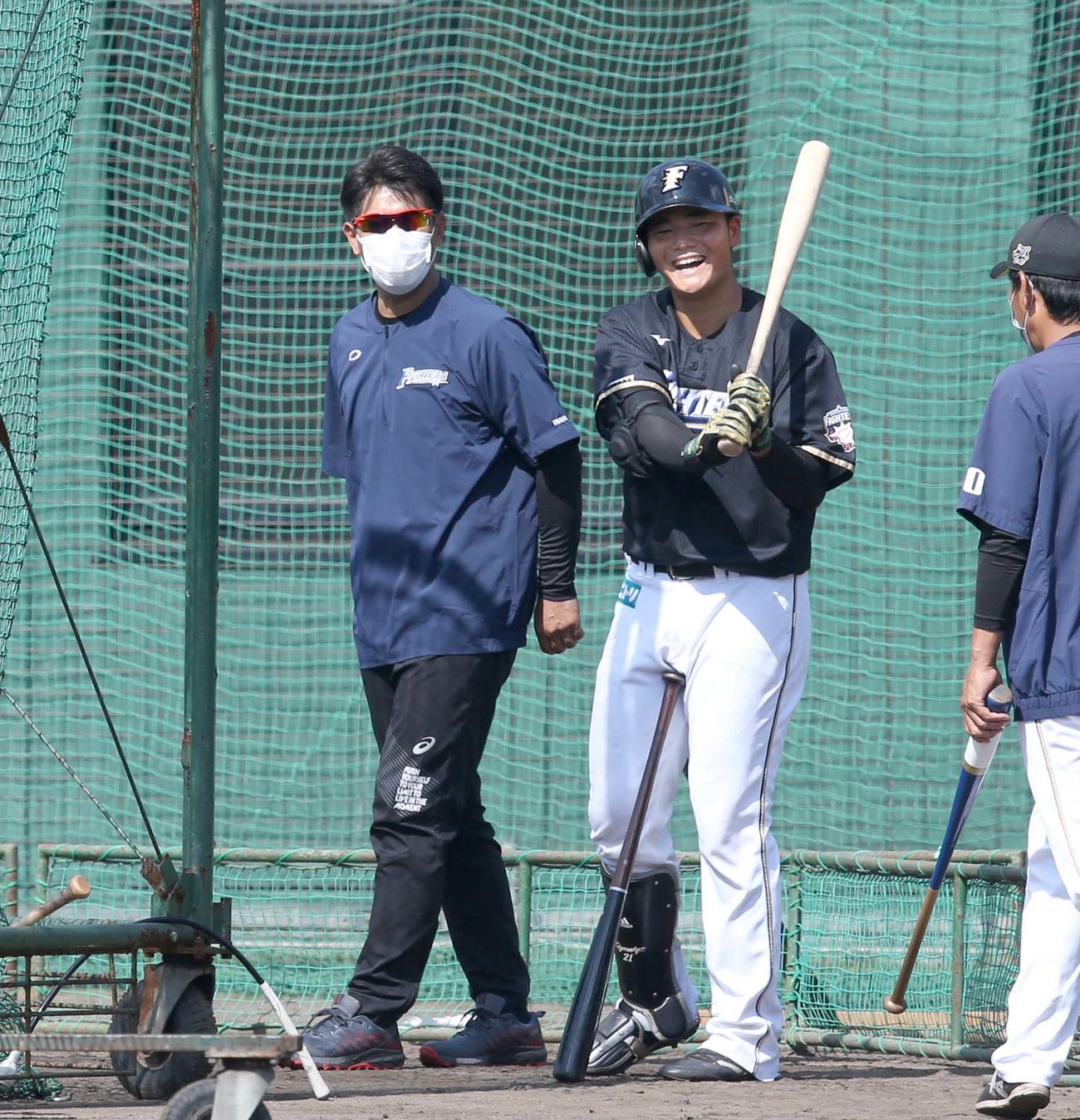 日本ハム稲葉GM（左）と笑顔で話す清宮（撮影・黒川智章）