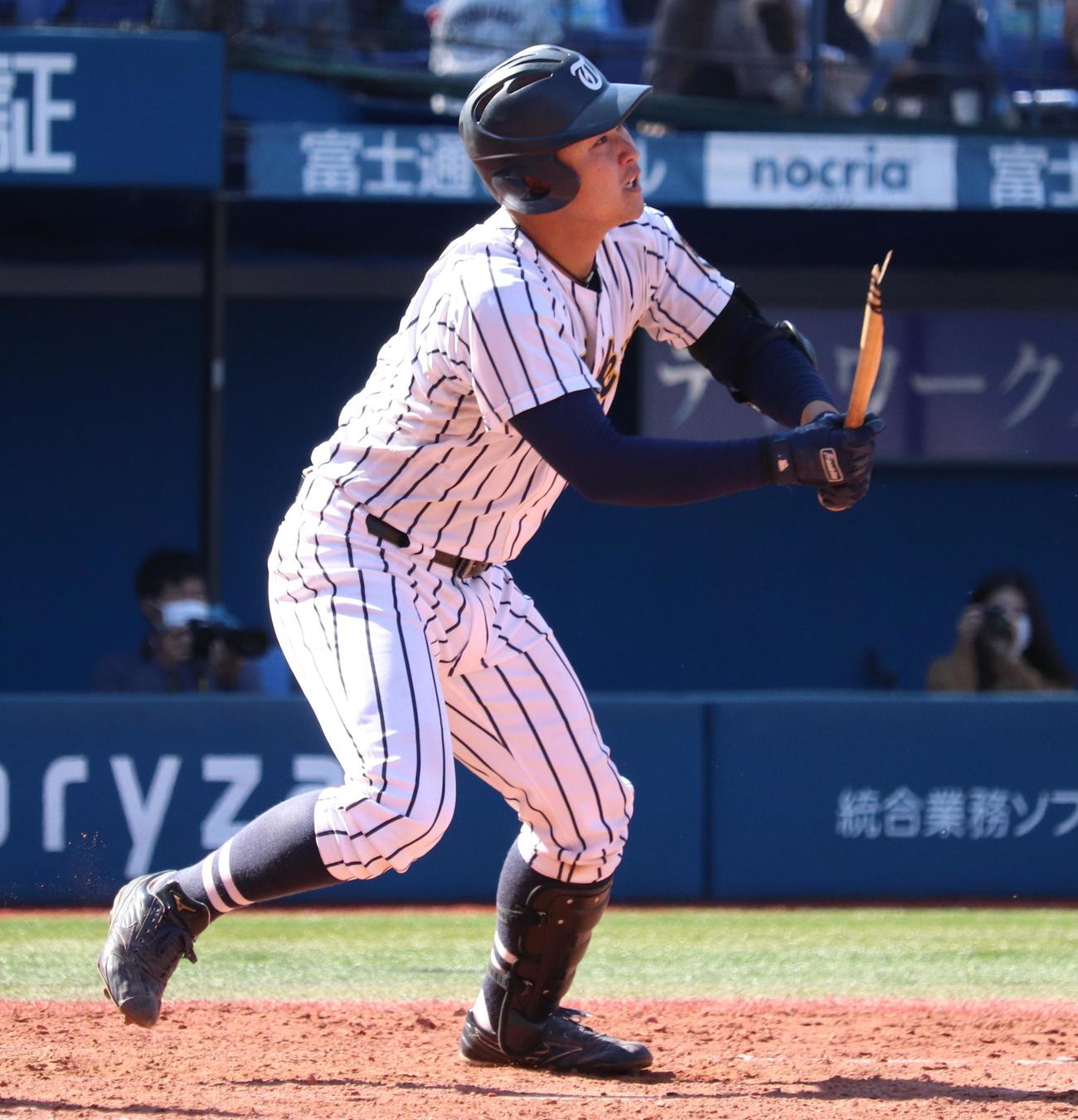 中央学院大対東海大　5回裏東海大1死一、二塁、バットを折られながらも右前打を放つ亀田（撮影・阿部泰斉）