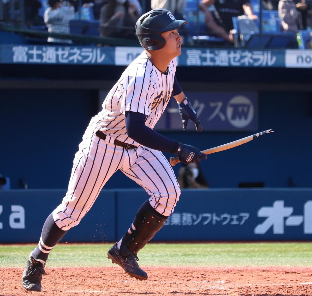 中央学院大対東海大　5回裏東海大1死一、二塁、バットを折られながらも右前打を放つ亀田（撮影・阿部泰斉）