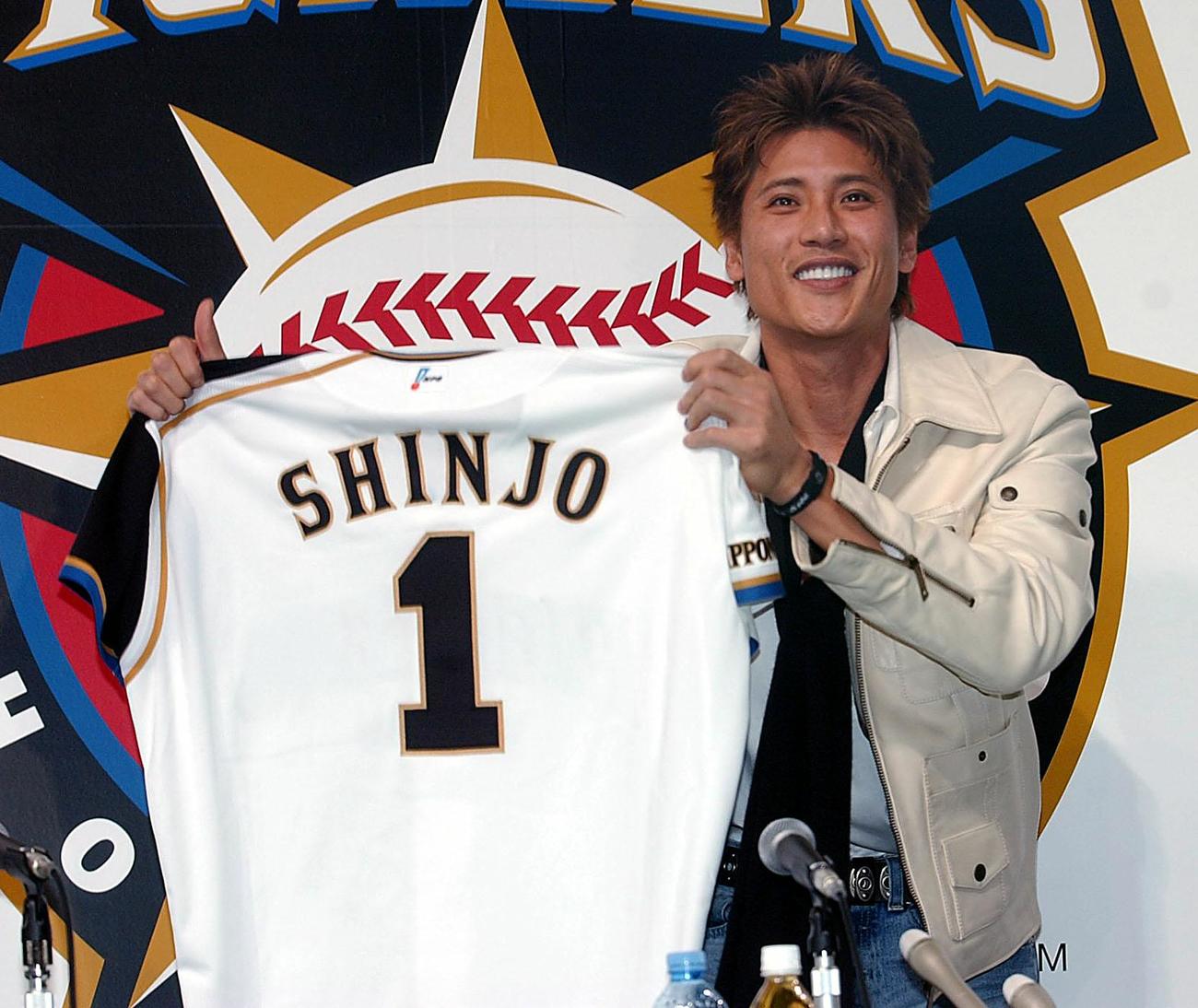 03年12月3日　「SHINJO」と書かれた背番号1のユニホームを披露する新庄