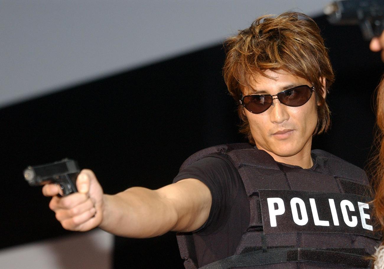 「BADBOYS 2BAD」試写会のステージ上で銃を構える新庄（2003年11月撮影）