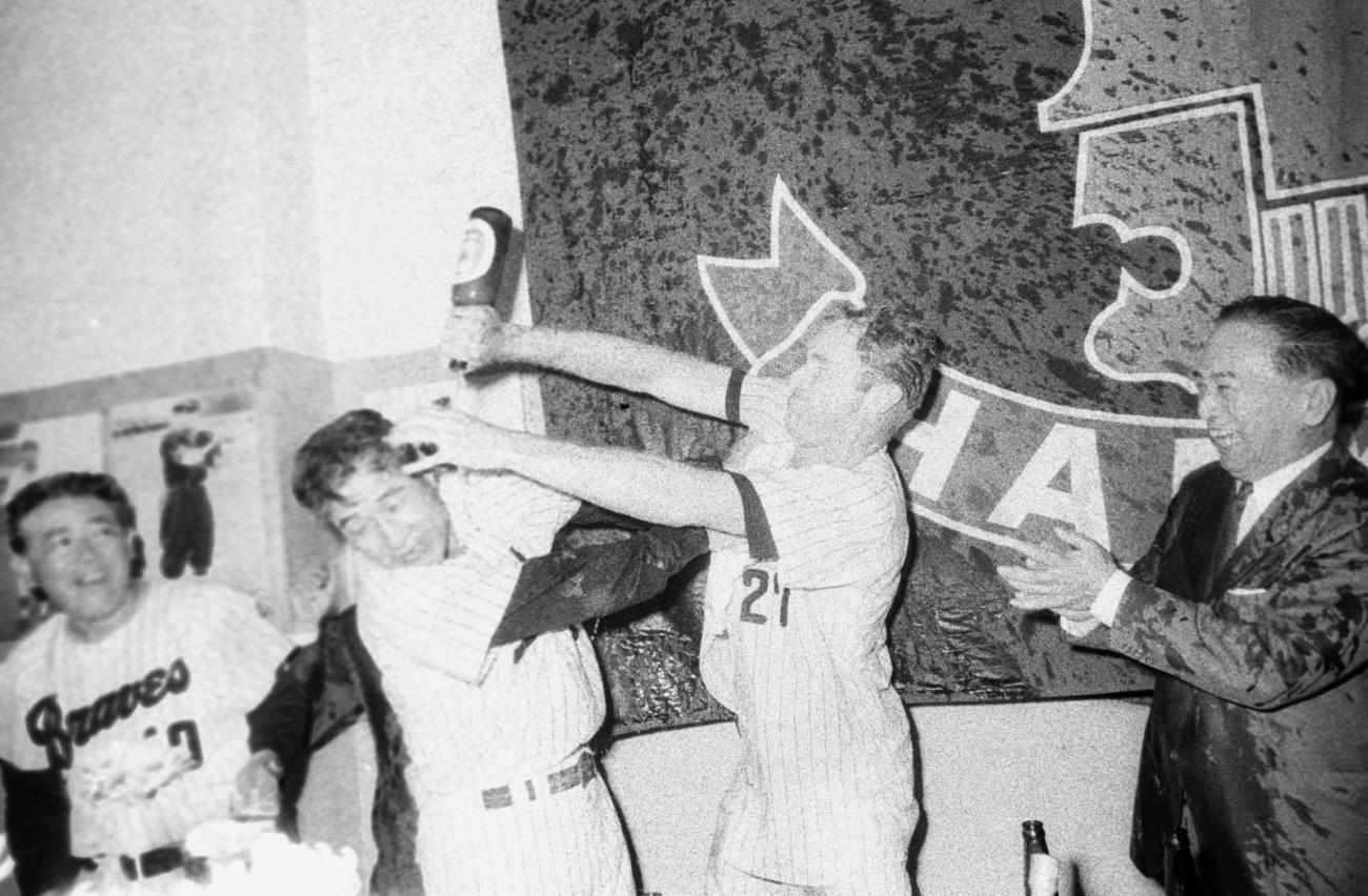 67年、祝勝会でウインディ（右から2人目）にビールをかけられる西本監督（中央）。左は青田コーチ
