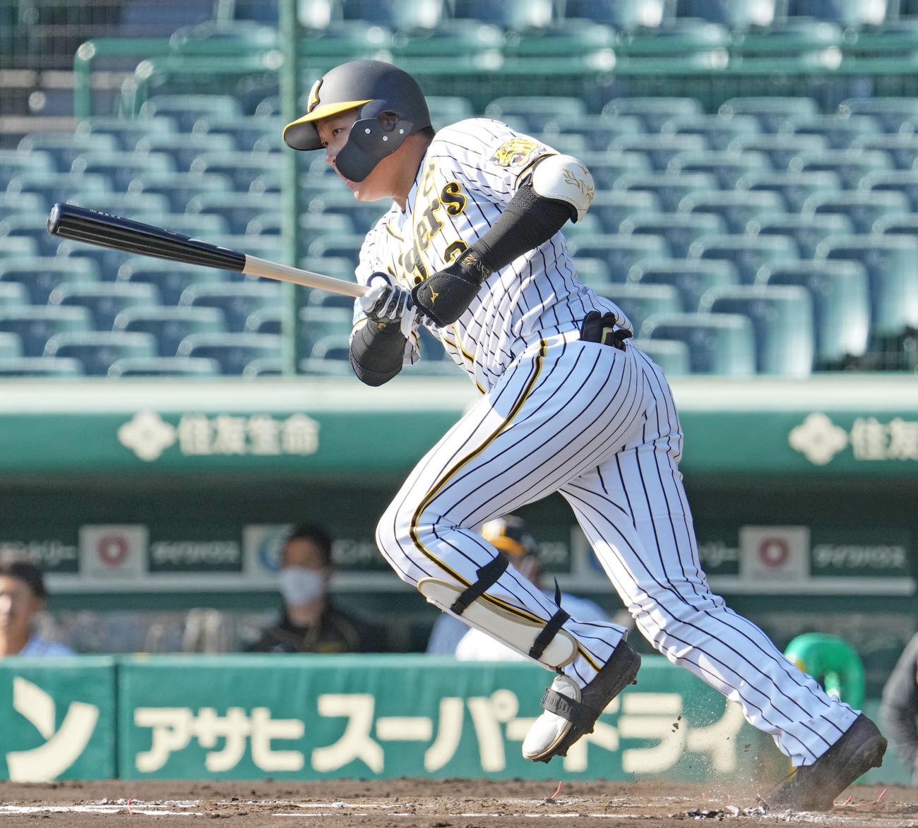 阪神対三菱自動車倉敷オーシャンズ　1回裏阪神2死一、二塁、左前へ先制適時打を放つ大山（撮影・清水貴仁）