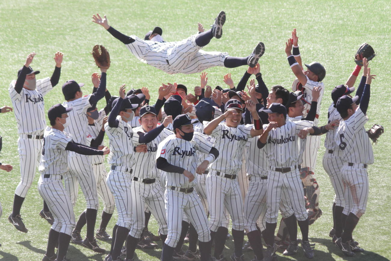 明治神宮大会の第2代表に決まり、本郷監督を胴上げする龍谷大ナイン