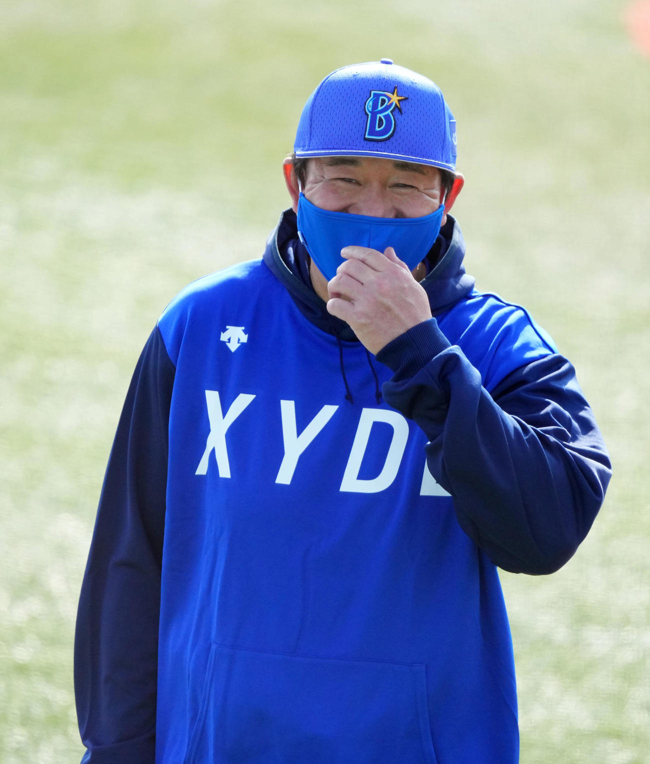 笑顔を見せるDeNA鈴木新コーチ（撮影・横山健太）