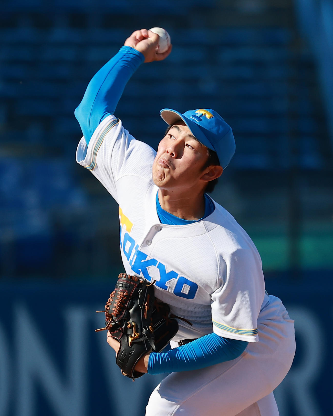 3日の慶大戦で力投する東大・鈴木太（撮影・野上伸悟）