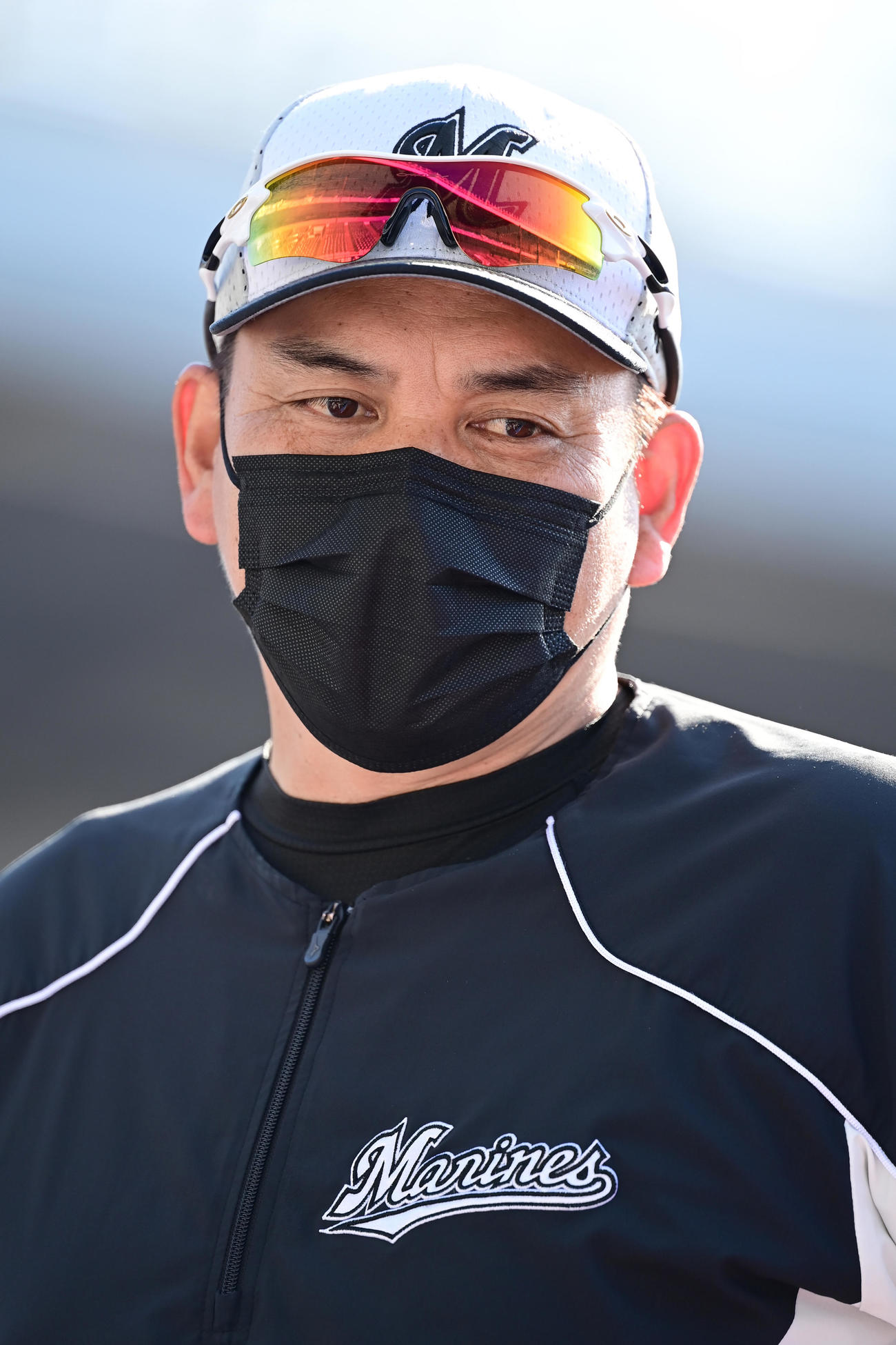 報道陣との囲み会見で笑顔を見せるロッテ井口監督（撮影・小沢裕）