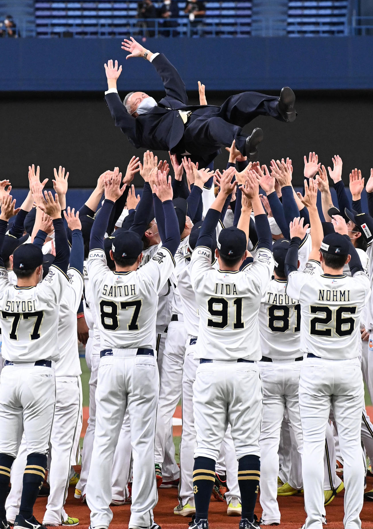 2021年10月27日、パ・リーグ優勝が決まり胴上げされるオリックス宮内オーナー