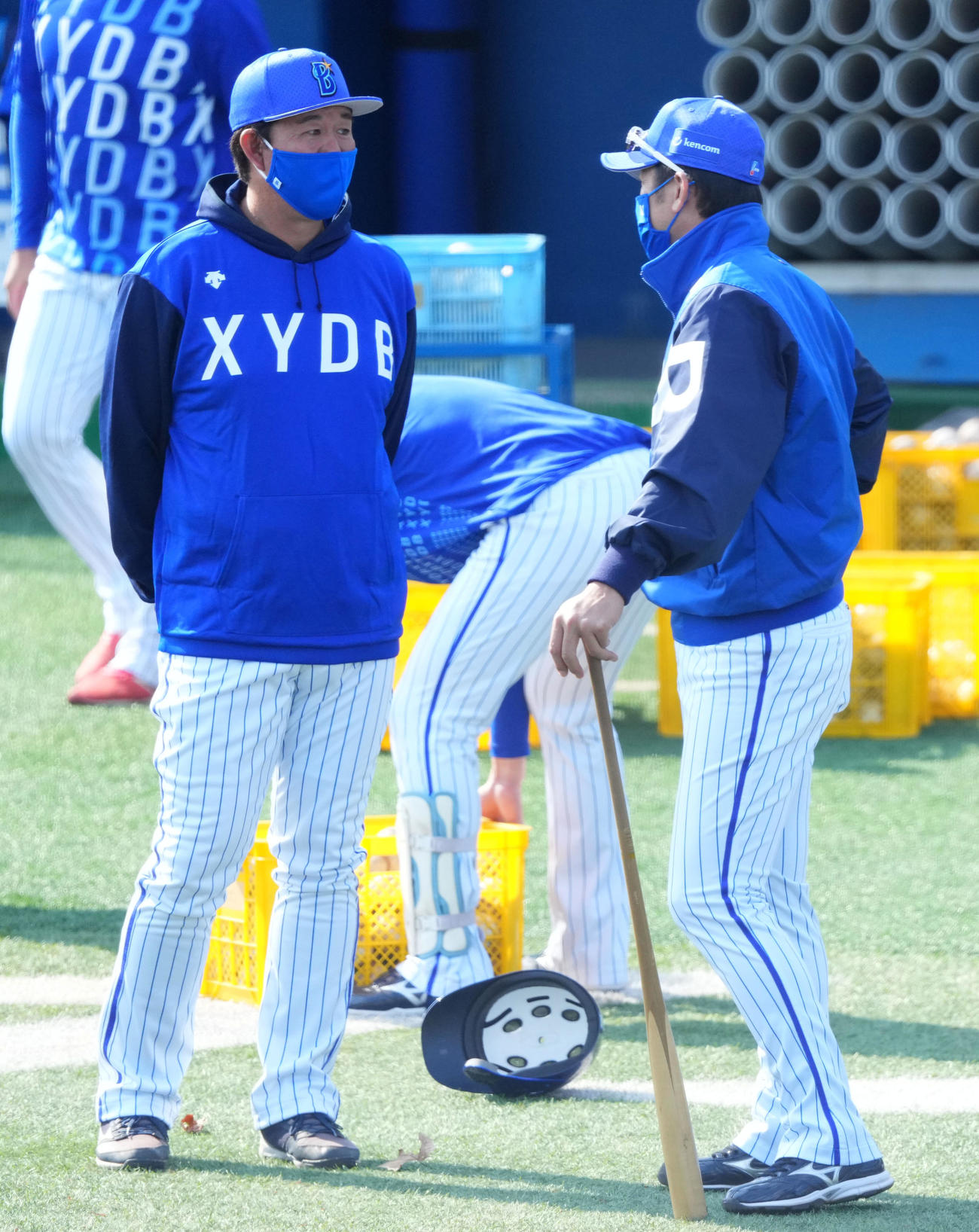 言葉を交わすDeNA鈴木新コーチ（左）と三浦監督（撮影・横山健太）