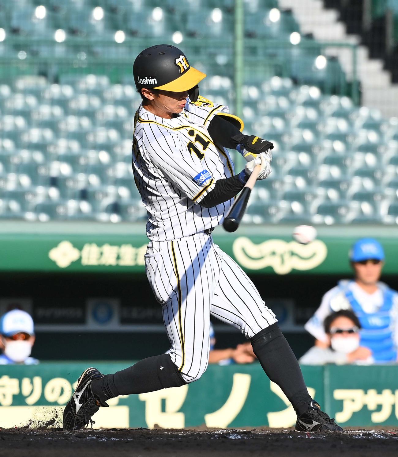 阪神対大和高田クラブ　8回裏阪神無死満塁、中前に同点2点適時打を放つ熊谷（撮影・上田博志）