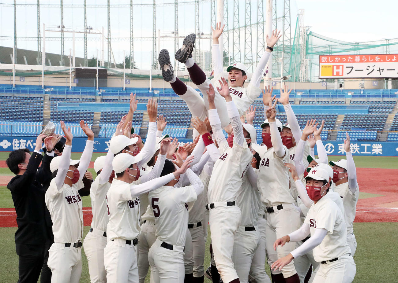 法大対早大　優勝し胴上げされる早大・冨永新人係（撮影・鈴木正人）