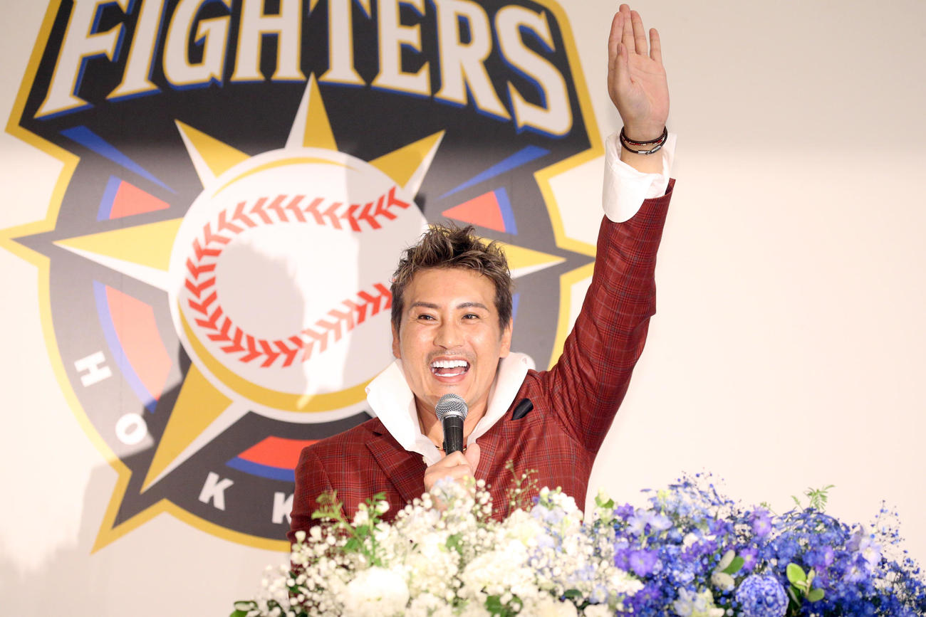 就任会見に臨む日本ハム新庄新監督（撮影・佐藤翔太）