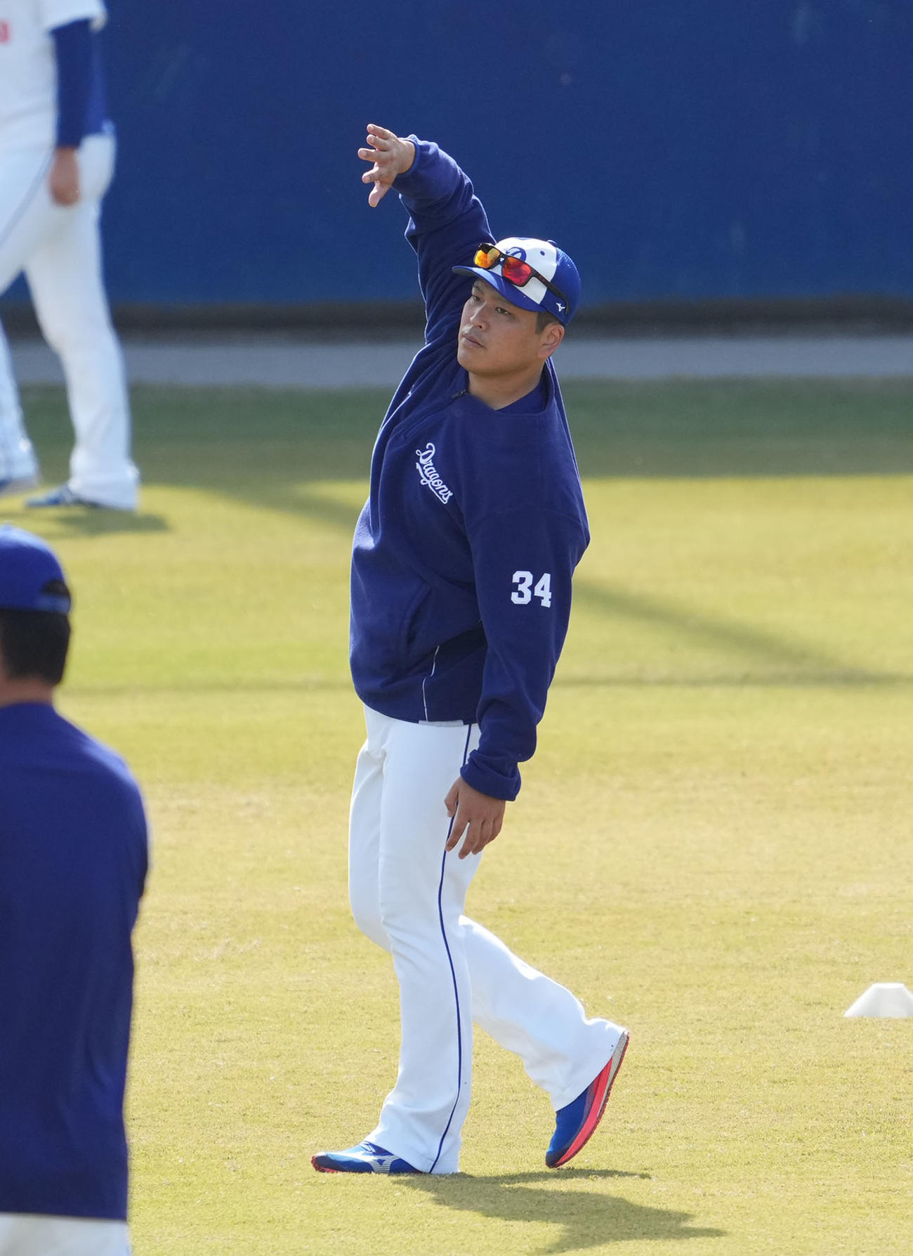 中日秋季キャンプ　練習開始前、体をほぐす福敬登（撮影・森本幸一）