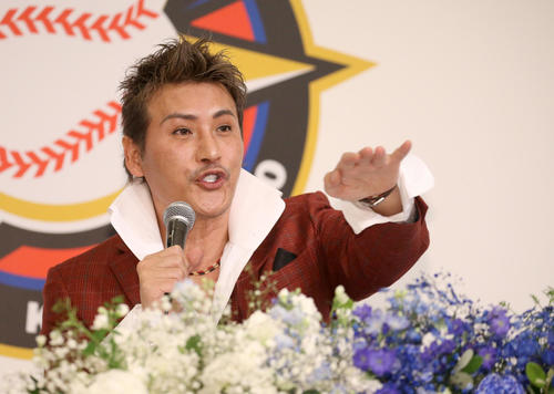 就任会見に臨む日本ハム新庄新監督（撮影・佐藤翔太）