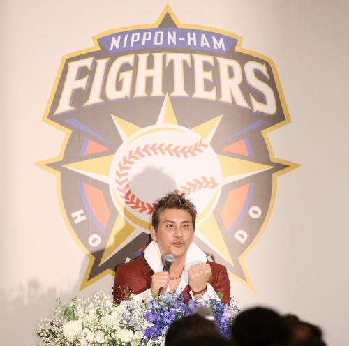 就任会見に臨む日本ハム新庄新監督（撮影・佐藤翔太）