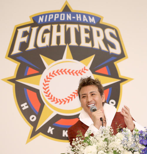 就任会見に臨む日本ハム新庄新監督（撮影・佐藤翔太）