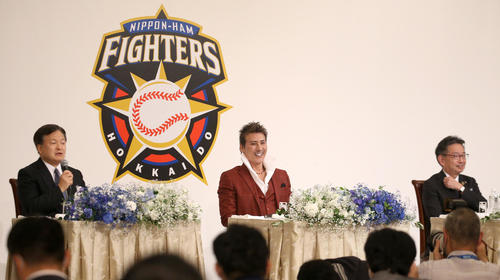 就任会見に臨む左から日本ハム畑オーナー、新庄新監督、川村球団社長（撮影・佐藤翔太）