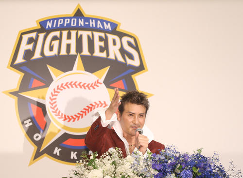 就任会見に臨む日本ハム新庄新監督（撮影・佐藤翔太）