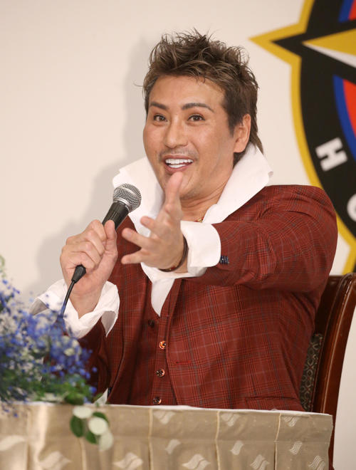 笑顔で就任会見に臨む日本ハム新庄新監督（撮影・佐藤翔太）
