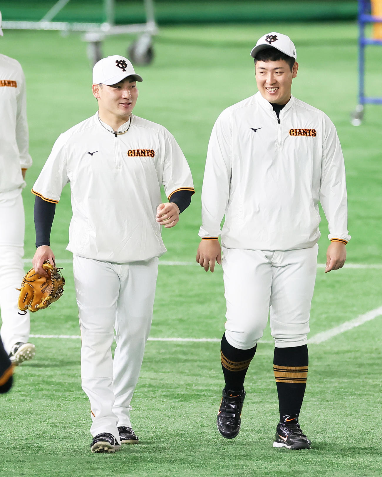 笑顔で練習に臨む巨人の丸（左）と岡本和（撮影・足立雅史）