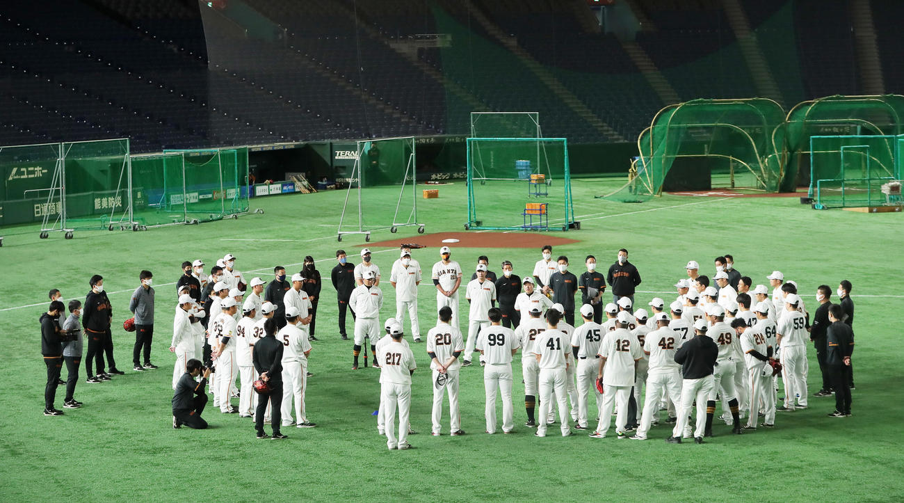 選手らを前に円陣の中央で話す巨人原監督（撮影・足立雅史）