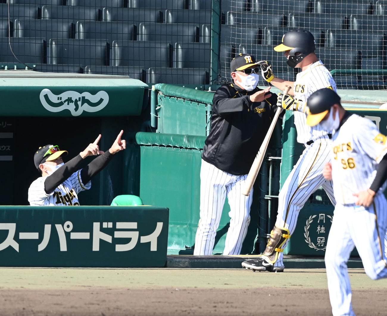 阪神対大和高田クラブ　左越え本塁打を放ったサンズ（右）を迎える矢野監督（撮影・前岡正明）