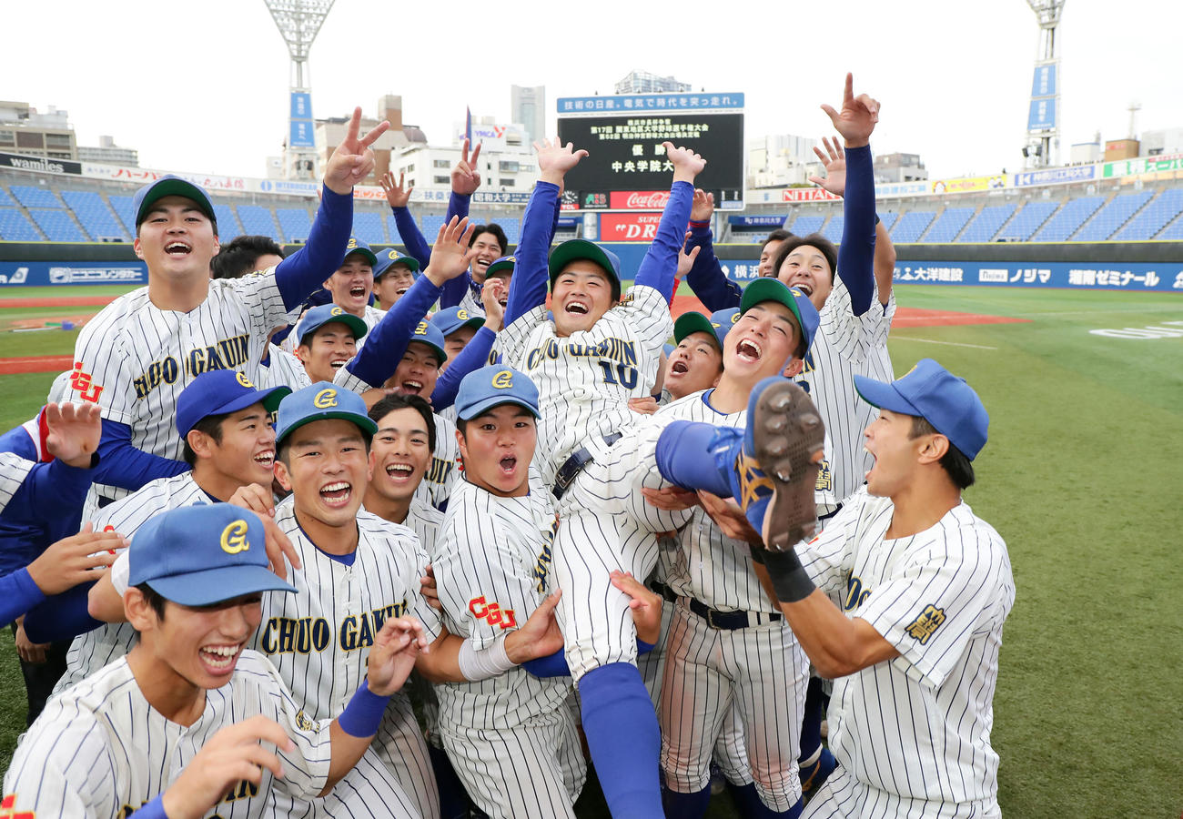 中央学院大対神奈川大　優勝を決めた中央学院大ナインは武田主将（中央・背番号10）を胴上げする（撮影・浅見桂子）