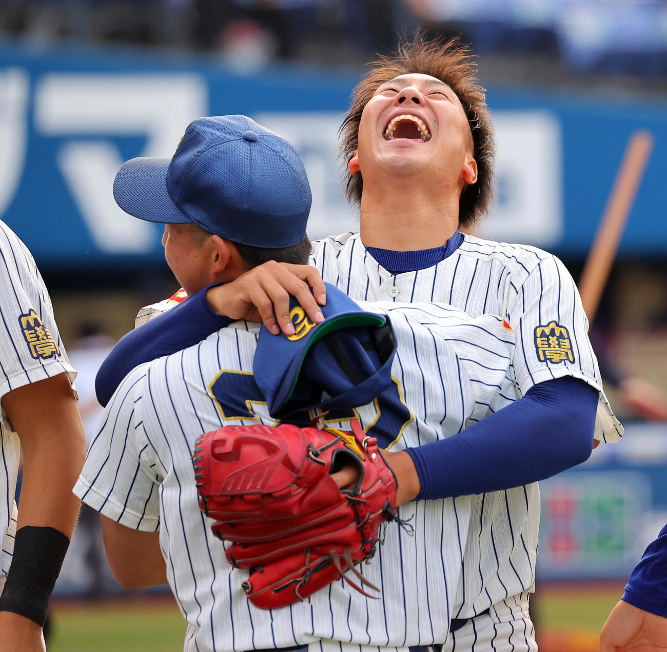 中央学院大対神奈川大　優勝を決めた中央学院大の古田島はナインと歓喜を爆発させる（撮影・浅見桂子）