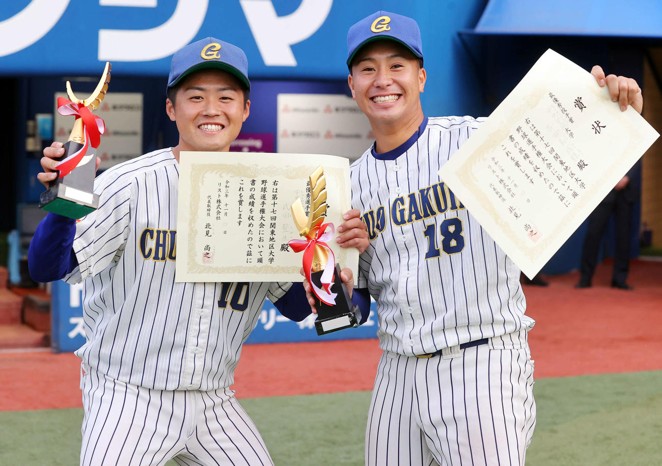中央学院大　最優秀投手賞の中央学院大古田島（右）は最優秀選手賞の武田と笑顔で記念撮影（撮影・浅見桂子）