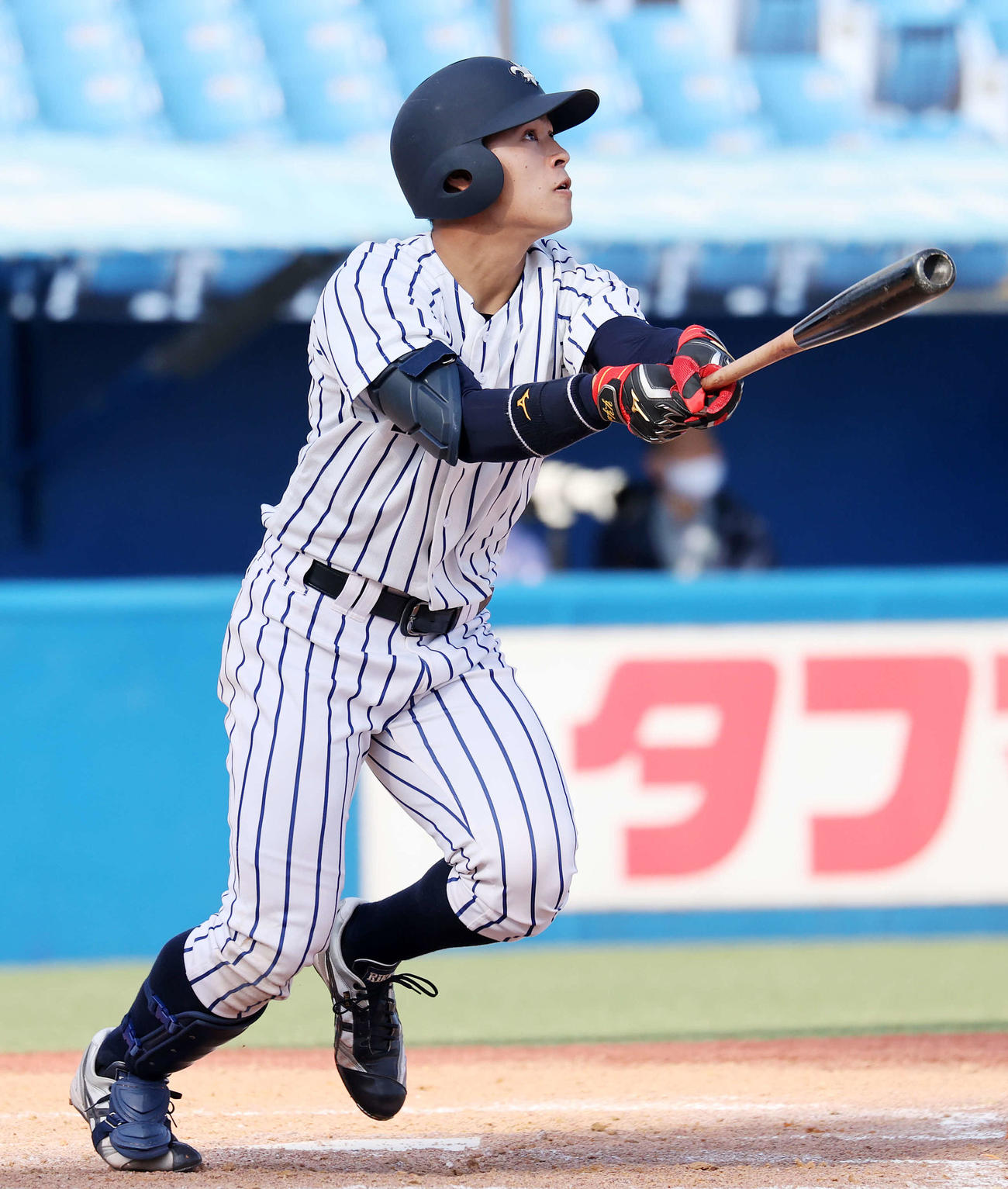 東大対立大　7回裏立大1死、吉沢は右越え本塁打を放つ（撮影・鈴木正人）