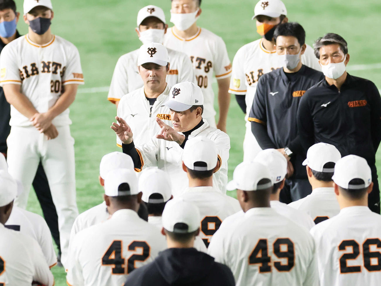 練習開始前に選手らに話す巨人原監督（中央）（撮影・足立雅史）