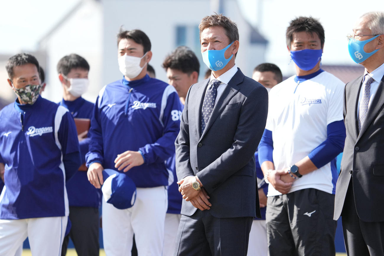 中日秋季練習　今日から始まった秋季練習、開始前ナインに話をする立浪監督（撮影・森本幸一）