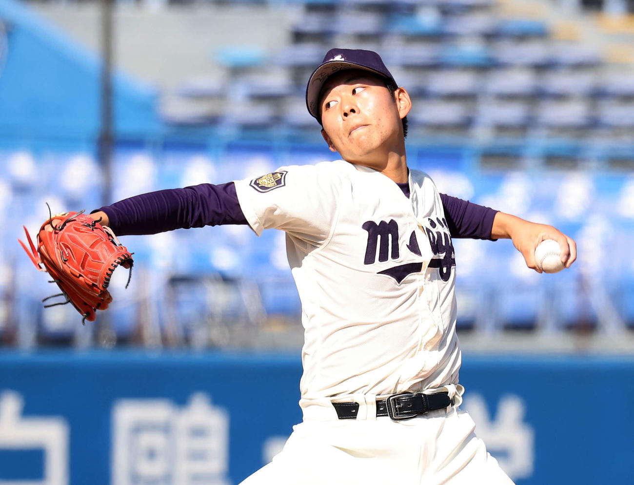 明大対慶大　先発し力投する明大・渡部慎（撮影・鈴木正人）