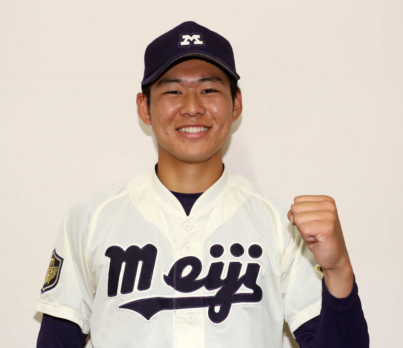 明大対慶大　好投した明大・渡部慎は試合後、笑顔でガッツポーズ（撮影・鈴木正人）