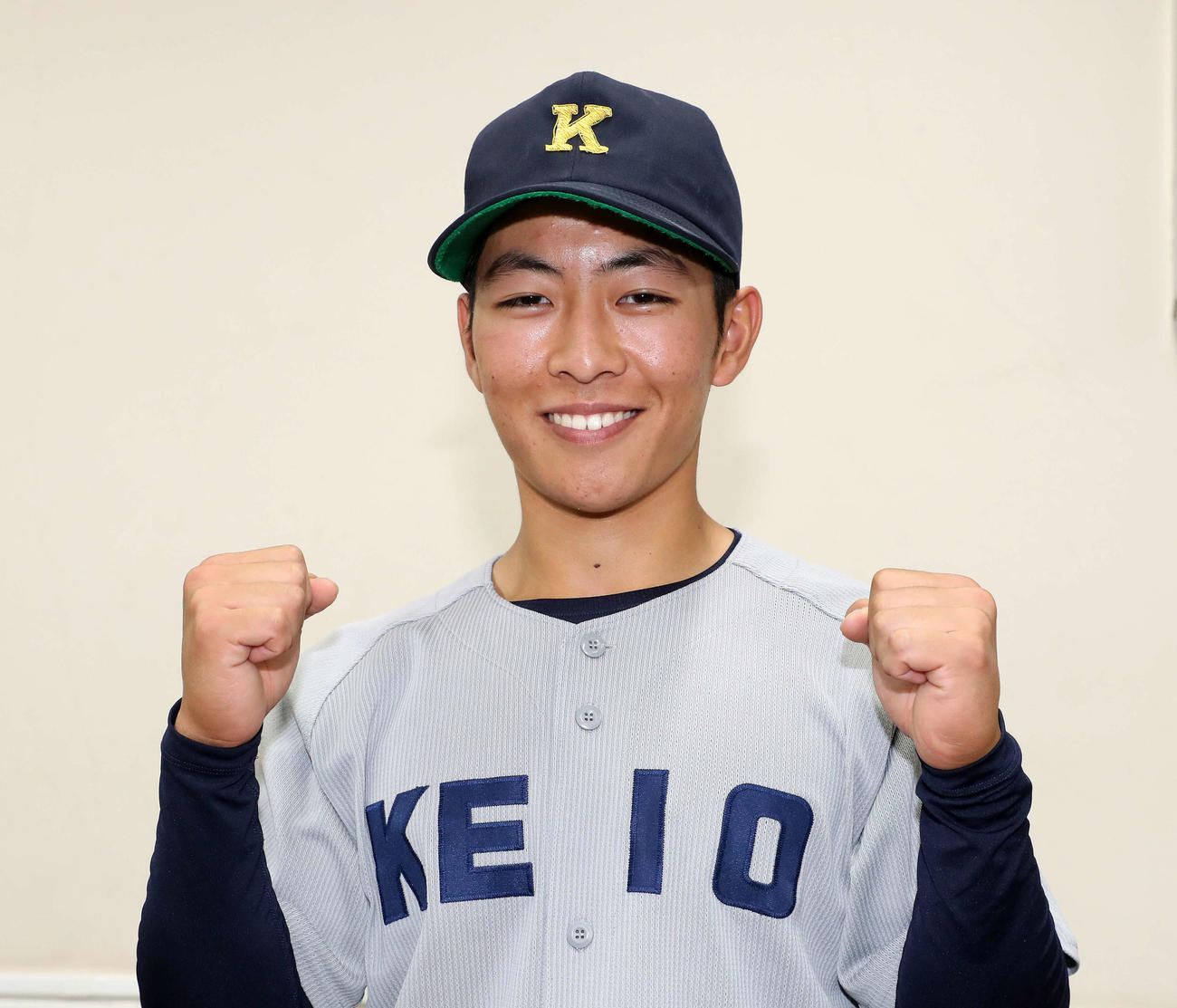 明大対慶大　同点適時二塁打を放った慶大・斎藤快は試合後、笑顔でガッツポーズ（撮影・鈴木正人）