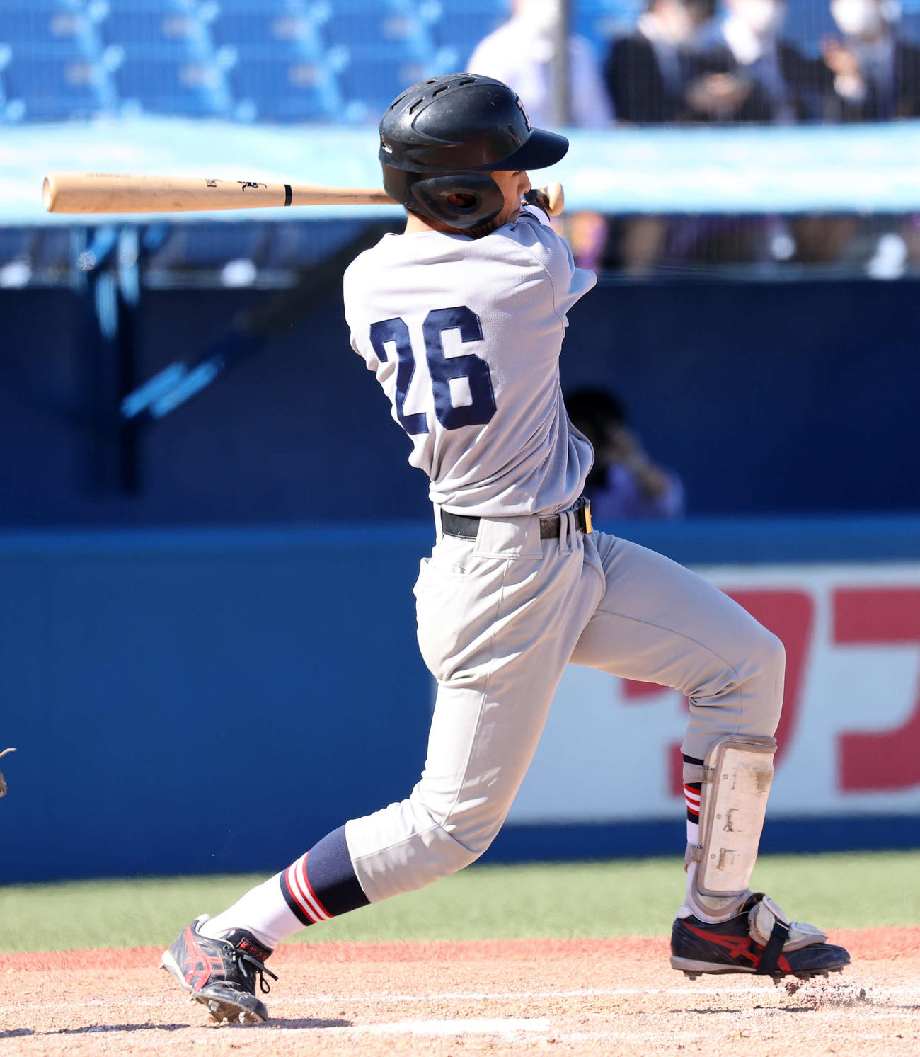 明大対慶大　5回裏慶大2死二、三塁、斎藤快は左越え適時二塁打を放つ（撮影・鈴木正人）