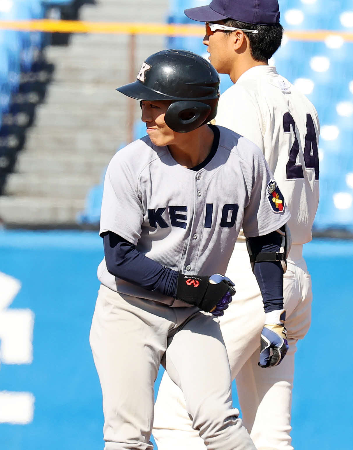 明大対慶大　5回裏慶大2死二、三塁、斎藤快は左越え適時二塁打を放ち笑顔を見せる（撮影・鈴木正人）